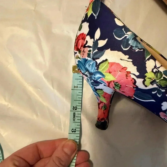 Lands End Floral Kitten Heal Size 9.5 - Picture 5 of 6